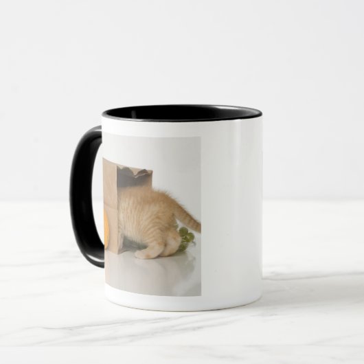 Kätzchen innerhalb der Einkaufstüte Tasse (Vorderseite Links)