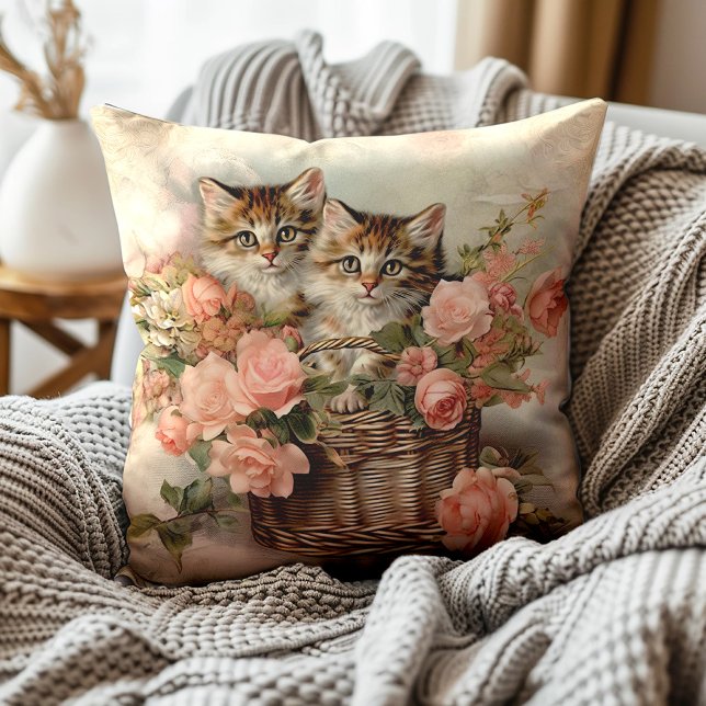 Kätzchen Körbchen Rosen Vintage Malerei Kissen (Vintage kittens, basket, pink roses decorator pillow)