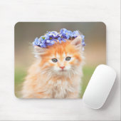 Kätzchen mit einer Garage aus violetten Blumen Mousepad (Mit Mouse)