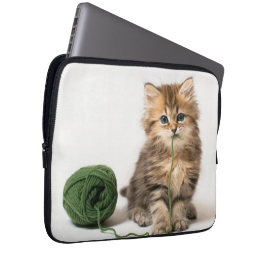 Kätzchen mit grünem Garn Laptopschutzhülle (Vorne Rechts)