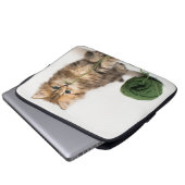 Kätzchen mit grünem Garn Laptopschutzhülle (Vorne Knopf)