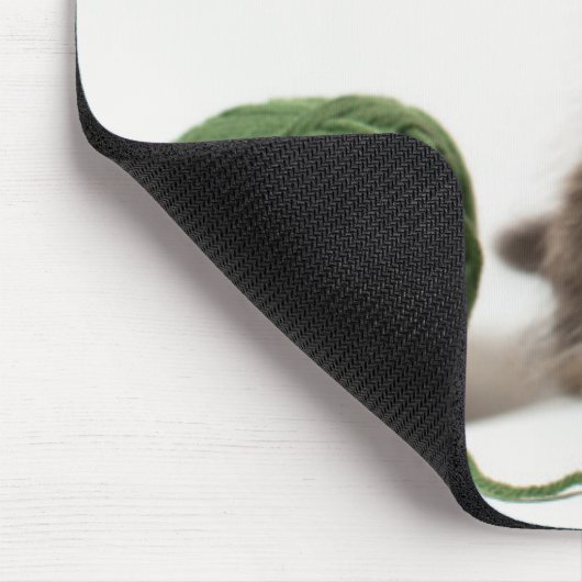 Kätzchen mit grünem Garn Mousepad (Ecke)