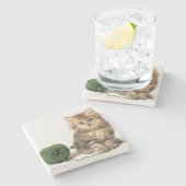 Kätzchen mit grünem Garn Steinuntersetzer (Seitenansicht)