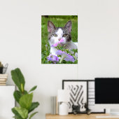 Kätzchen riecht die Blume Poster (Heimbüro)