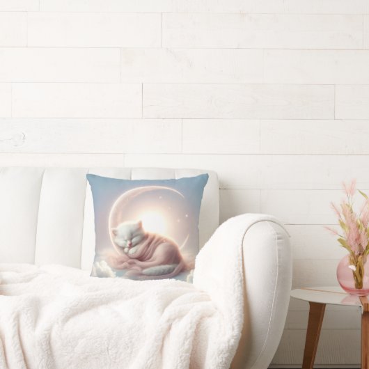 Kätzchen schlafen auf einem Crescent Mond Kissen (Liege)