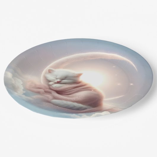 Kätzchen schlafen auf einem Crescent Mond Pappteller (Schrägansicht)