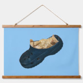 Kätzchen schlafen in einem Croc Shoe, die Wand hän Wandteppich Mit Holzrahmen (Vorne)