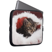 Kätzchen schlafend im Weihnachtshut Laptopschutzhülle (Vorne Rechts)