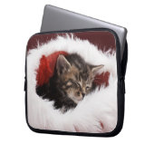 Kätzchen schlafend im Weihnachtshut Laptopschutzhülle (Vorderseite Links)