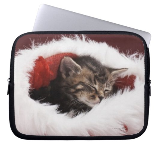 Kätzchen schlafend im Weihnachtshut Laptopschutzhülle (Vorderseite)