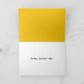 Kätzchen sieht ein fallendes Herbstblatt Karte (Innenseite)