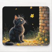 Kätzchen sieht ein fallendes Herbstblatt Mousepad (Vorne)