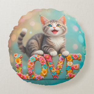 Kätzchen sitzt auf bunten blumigen LOVE-Buchstaben Rundes Kissen