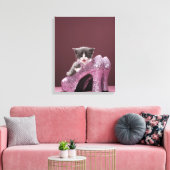 Kätzchen sitzt in Glitzer-Schuhen Leinwanddruck (Insitu (Wohnzimmer))