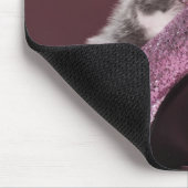 Kätzchen sitzt in Glitzer-Schuhen Mousepad (Ecke)