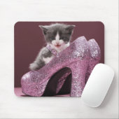 Kätzchen sitzt in Glitzer-Schuhen Mousepad (Mit Mouse)