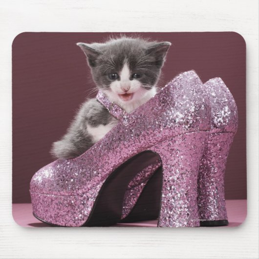 Kätzchen sitzt in Glitzer-Schuhen Mousepad (Vorne)