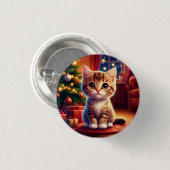 Kätzchen sitzt neben leuchtendem Weihnachtsbaum Button (Vorne & Hinten)