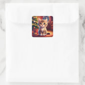 Kätzchen sitzt neben leuchtendem Weihnachtsbaum Quadratischer Aufkleber (Tasche)