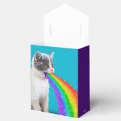 Kätzchen spuckt Regenbogen auf Geschenkschachtel (Geöffnet)