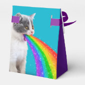 Kätzchen spuckt Regenbogen auf Geschenkschachtel (Rückseite)