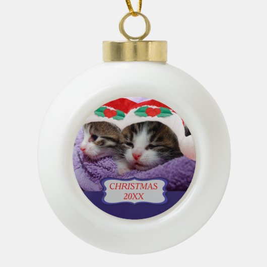 Kätzchen Tragen roter Weihnachtsmannmützen Weihnac Keramik Kugel-Ornament (Vorderseite)