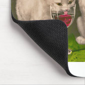 Kätzchen trinken und essen Sardinen Mousepad (Ecke)