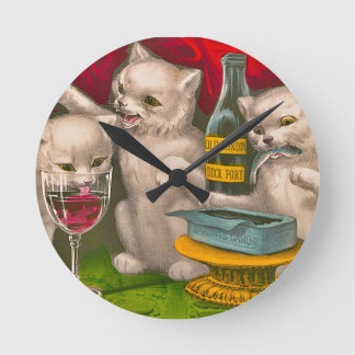 Kätzchen trinken und essen Sardinen Runde Wanduhr