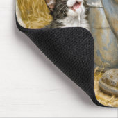 Kätzchen trinkt Kuhmilch Mousepad (Ecke)