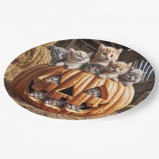 Kätzchen zu Halloween Pumpkin Pappteller (Schrägansicht)
