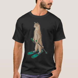 Katze als Skifahrer mit Ski- und Skistöcken T-Shirt