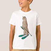 Katze als Skifahrer mit Ski- und Skistöcken T-Shirt (Vorderseite)