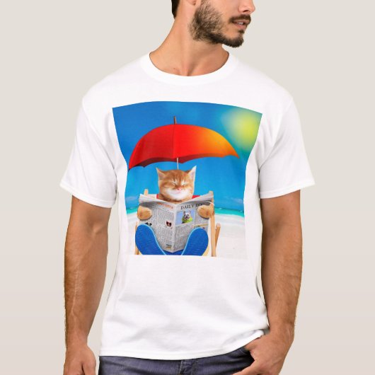 Katze am Strand liest Zeitung T-Shirt (Vorderseite)