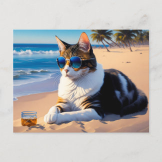 Katze am Strand mit einem Glas Whiskey Postkarte