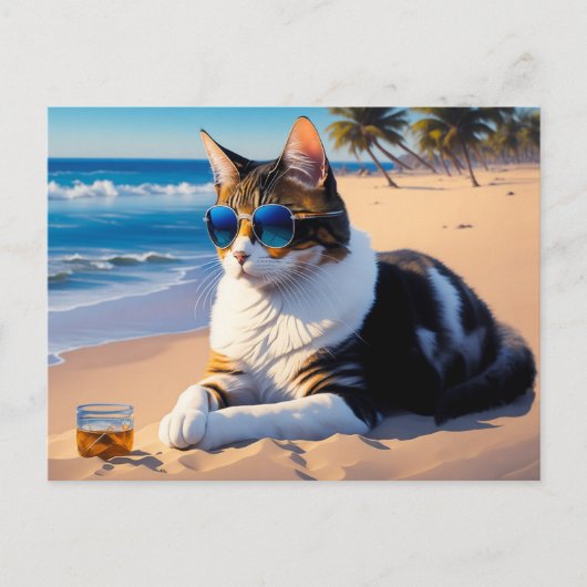 Katze am Strand mit einem Glas Whiskey Postkarte (Vorderseite)