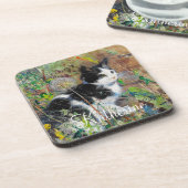 Katze auf Blumenbeet Getränkeuntersetzer (Linke Seite)