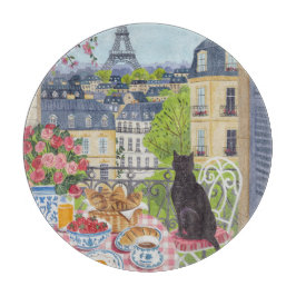 Katze auf dem Balkon in Paris beim Frühstück am Ei Schneidebrett