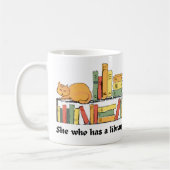 Katze auf der virtuellen Bibliothek, die von Hand  Kaffeetasse (Links)