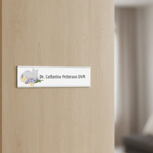 Katze auf einem Bettchen mit Blume für Tierärzte Türschild