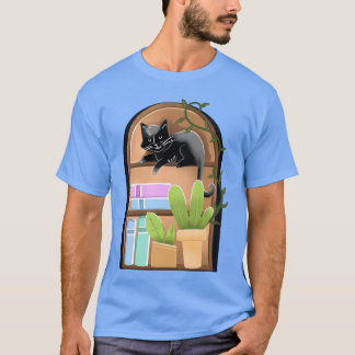 Katze auf einem gewölbten Bücherregal mit Pflanzen T-Shirt