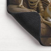 Katze auf einem Skelettschoss Mousepad (Ecke)