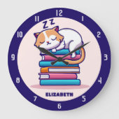 Katze auf einem Stapel Bücher Niedlich Personalisi Große Wanduhr (Vorderseite)