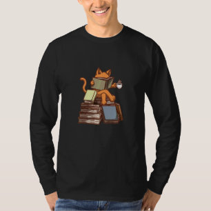 Katze auf einem Stapel Bücher Tea Drinking Buch le T-Shirt
