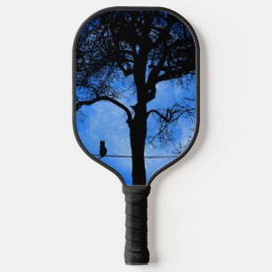 Katze auf einem Wirt Blue Moon Pickleball Schläger