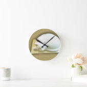 Katze auf Gold Box II Runde Wanduhr (Zuhause)