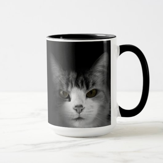 Katze auf schwarzer Tasse (Rechts)