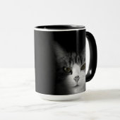 Katze auf schwarzer Tasse (VorderseiteRechts)