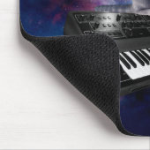 Katze auf Synthesizer im Weltraum Mousepad (Ecke)