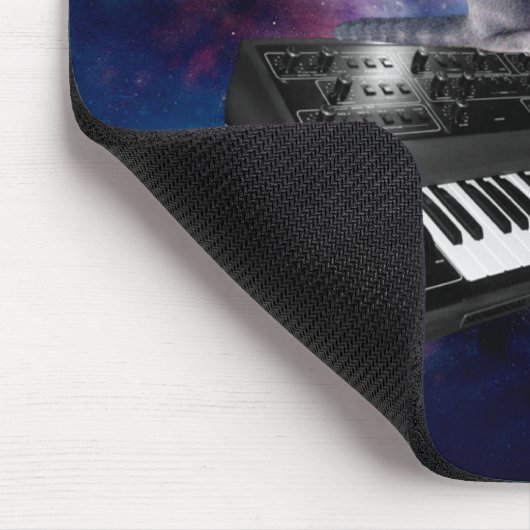 Katze auf Synthesizer im Weltraum Mousepad (Ecke)