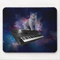 Katze auf Synthesizer im Weltraum